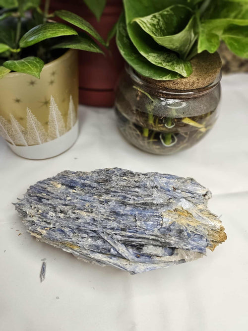 Blue Kyanite – The “Speak Your Truth” Stone With Sky‑High Vibes